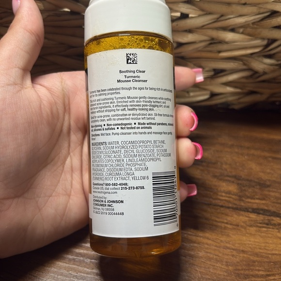 Neutrogena Soothing Clear Turmeric Mousse Cleanser DISCONTINUED - Picture 3 of 5
